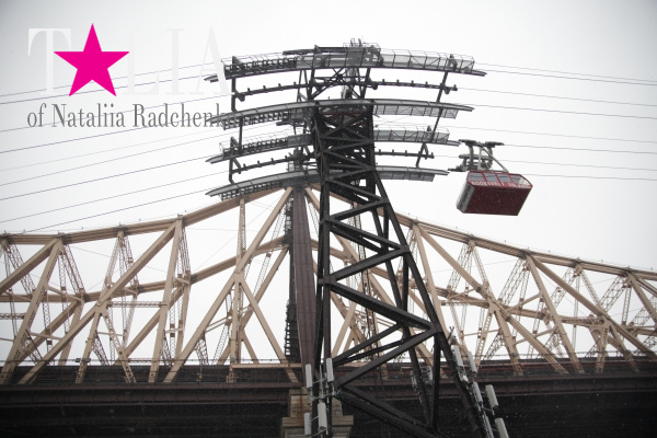 Квинсборо бридж и воздушный трамвай Roosevelt Island Tramway.